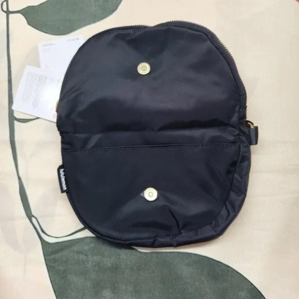 lululemon athletica Midnight Blue Crossbody Bag-2L - Picture 3 of 3